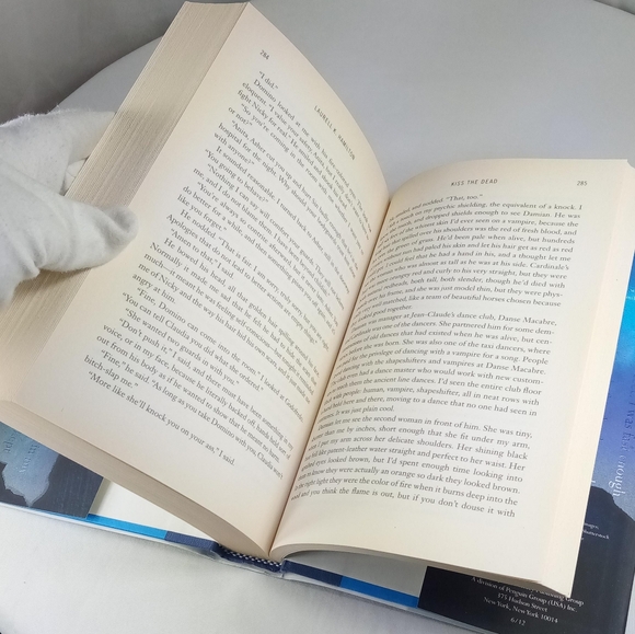 Kiss The Dead, Anita Blake Vampire Hunter Hardback Book by Laurell K. Hamilton - Picture 11 of 13